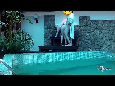❤️ Bos menjemput pembantu rumah ke kolam, tetapi tidak dapat menahan panas lucah super pada kami